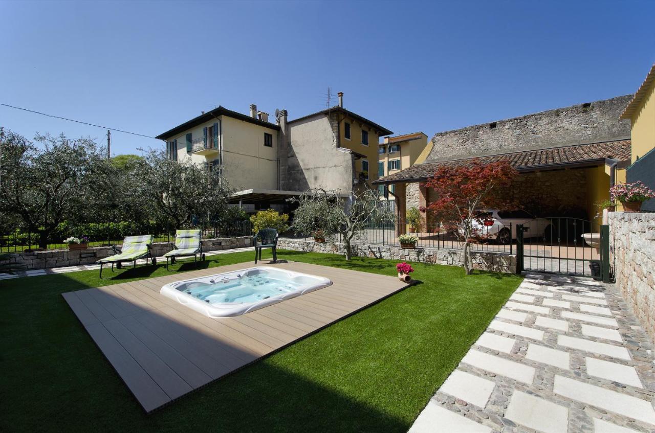 Accogliente Apt Al Centro Con Giardino E Jacuzzi Apartamento Torri Del Benaco Exterior foto