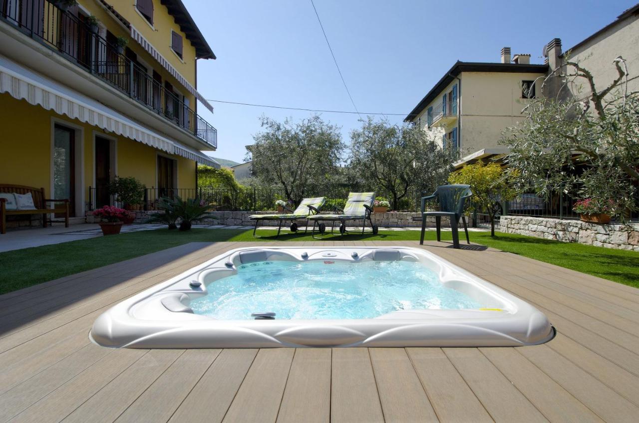 Accogliente Apt Al Centro Con Giardino E Jacuzzi Apartamento Torri Del Benaco Exterior foto