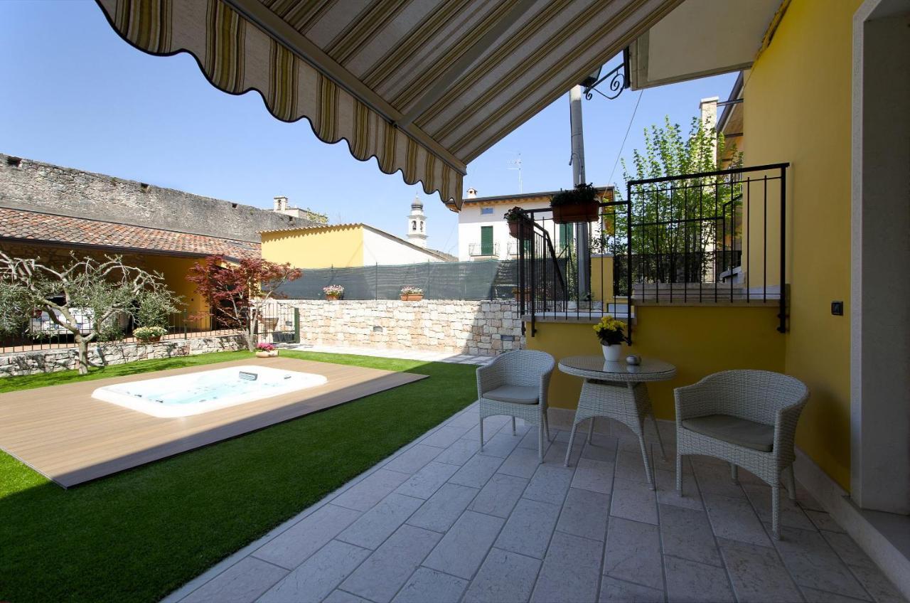 Accogliente Apt Al Centro Con Giardino E Jacuzzi Apartamento Torri Del Benaco Exterior foto